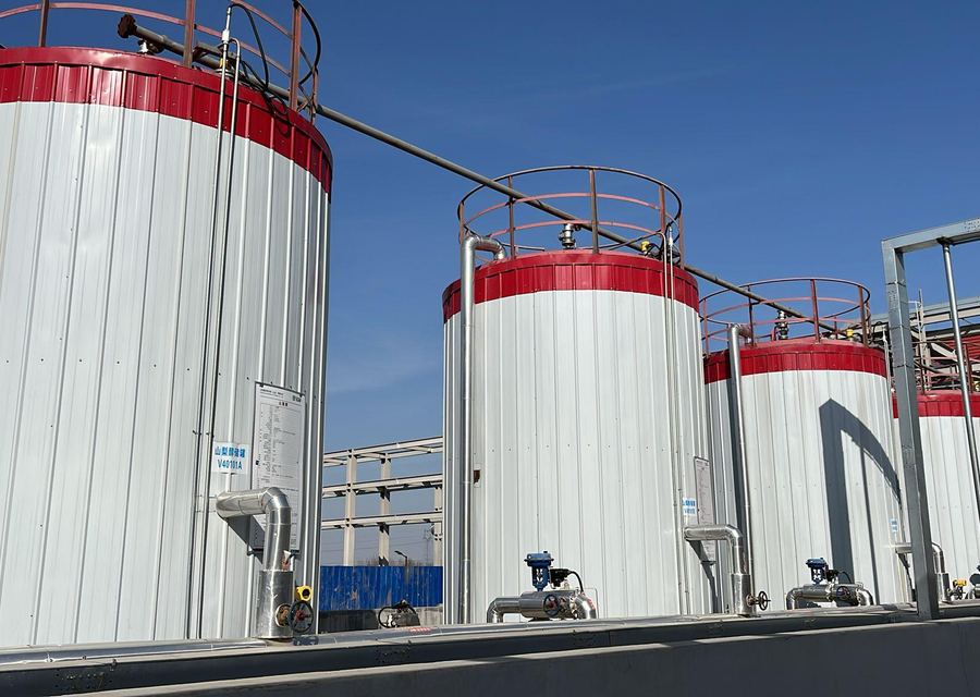 אחסון חומרי גלם ומיכלי תהליך